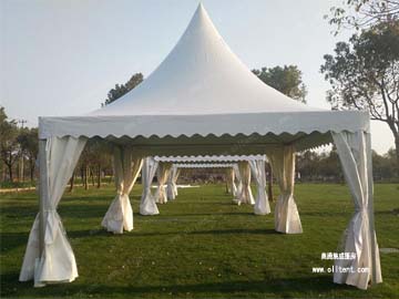 戶外活動為什么都喜歡選擇尖頂篷房？顏值高，狂風吹不倒！